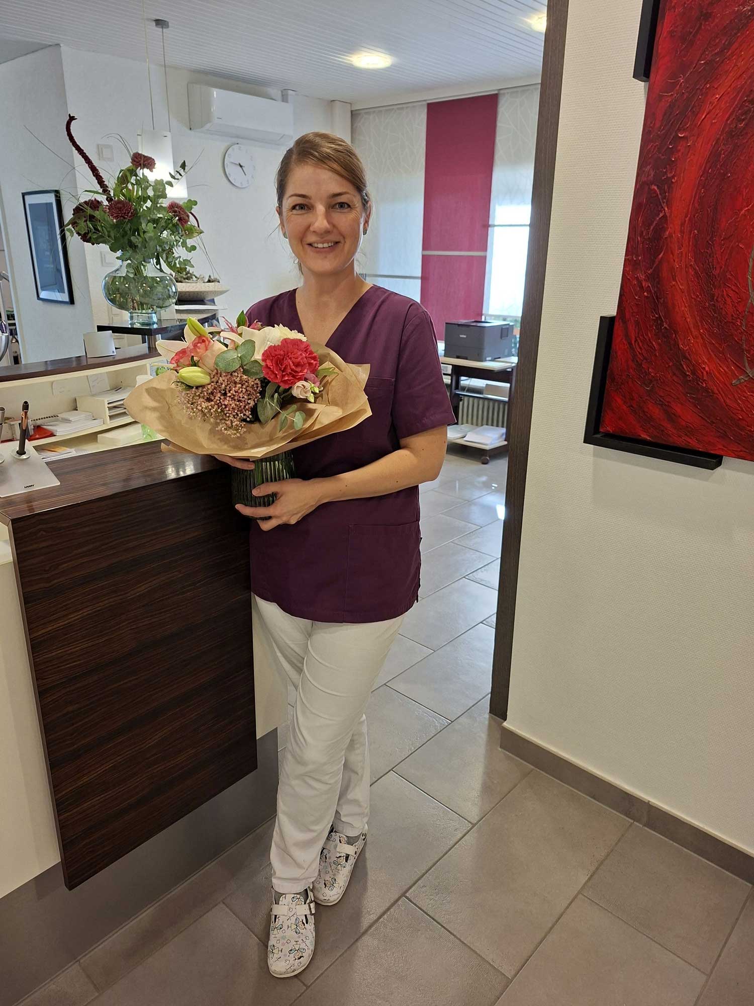 Blumen für die Zahnärztin